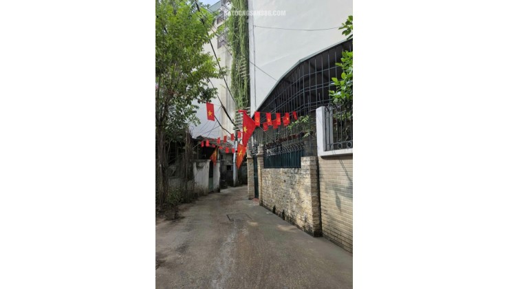 Hiếm! Bán nhà Lạc Long Quân – 90m², 3 tầng, gần Hồ Tây, sổ đỏ chính chủ, giá 13.9 tỷ
