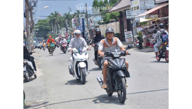 Vị  trí siêu đỉnh, lô góc 3 mặt tiền xe tải tránh, tiện mua ở ,làm văn phòng trụ sở công ty 
98 m2 chỉ 9 tỷ