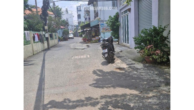 Vị  trí siêu đỉnh, lô góc 3 mặt tiền xe tải tránh, tiện mua ở ,làm văn phòng trụ sở công ty 
98 m2 chỉ 9 tỷ