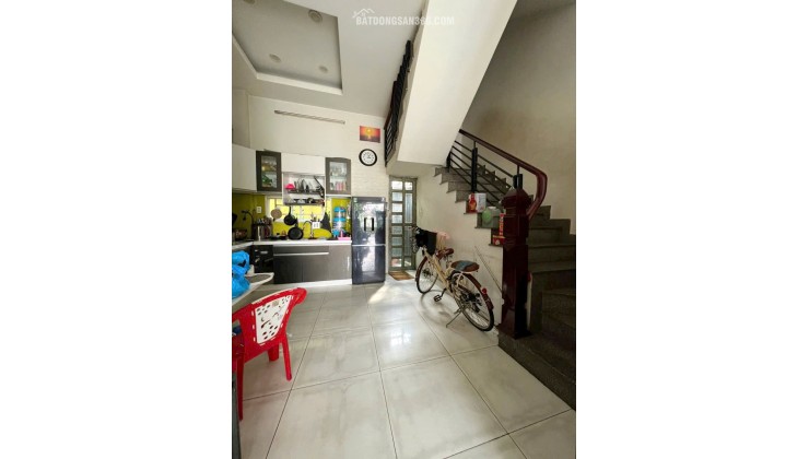 Nhà 4 tầng nở hậu L mặt tiền view bờ kè Lò Gốm P12Q6. Giá: 8.9 tỷ