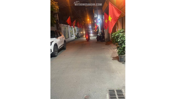 Phố Vương Thừa Vũ - nhà 3 tầng, 83m2, giá cực rẻ cho nhà đầu tư xây CCMN, CHDV