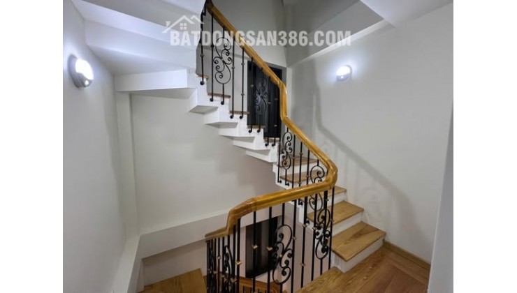 Nhà đẹp Lạc Long Quân, DT30m², 5 tầng, 3P. ngủ, ô chờ thang máy (11 tỷ)