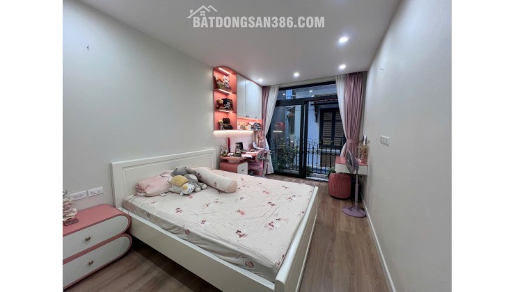 Nhà đẹp Lạc Long Quân, DT30m², 5 tầng, 3P. ngủ, ô chờ thang máy (11 tỷ)