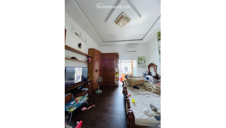 Bán nhà mặt tiền đường số 10, P Cát Lái, TP HCM. DT 162 m2, 3 tầng. Giá 18.7 tỷ.
