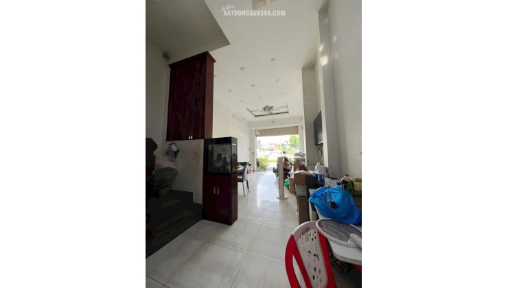 Nhà 4 tầng nở hậu L mặt tiền view bờ kè Lò Gốm P12Q6. Giá: 8.9 tỷ