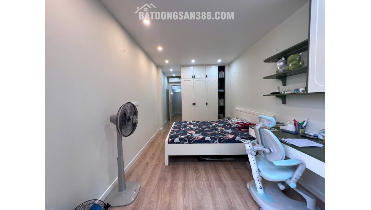 Nhà đẹp Lạc Long Quân, DT30m², 5 tầng, 3P. ngủ, ô chờ thang máy (11 tỷ)