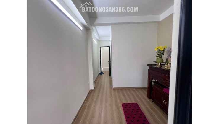 Nhà đẹp Lạc Long Quân, DT30m², 5 tầng, 3P. ngủ, ô chờ thang máy (11 tỷ)