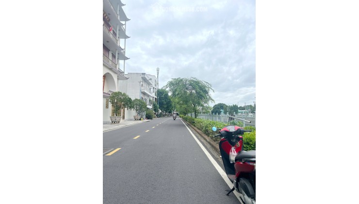 Nhà 4 tầng nở hậu L mặt tiền view bờ kè Lò Gốm P12Q6. Giá: 8.9 tỷ