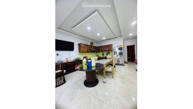 Bán nhà mặt tiền đường số 10, P Cát Lái, TP HCM. DT 162 m2, 3 tầng. Giá 18.7 tỷ.
