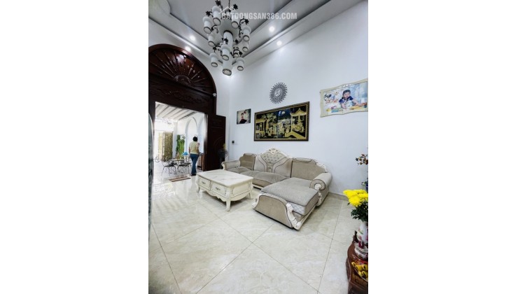 Bán nhà mặt tiền đường số 10, P Cát Lái, TP HCM. DT 162 m2, 3 tầng. Giá 18.7 tỷ.