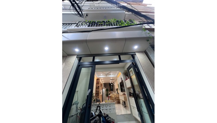 Nhà đẹp Lạc Long Quân, DT30m², 5 tầng, 3P. ngủ, ô chờ thang máy (11 tỷ)