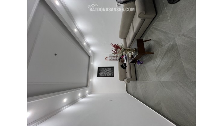 Nhà đẹp Cầu Giấy - Gara ô tô, Thang máy hiện đại, Đầu tư sinh lời cao!