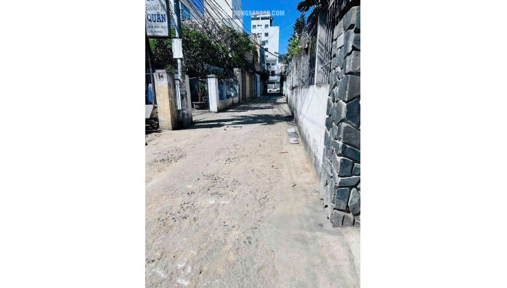 BÁN NHÀ HẺM ĐẶNG TẤT – GẦN BIỂN, 217M² – GIÁ CHỈ 12 TỶ (THƯƠNG LƯỢNG)
 • Vị trí: Hẻm đường Đặng Tất, khu vực dân cư yên tĩnh, cách biển chỉ vài phút