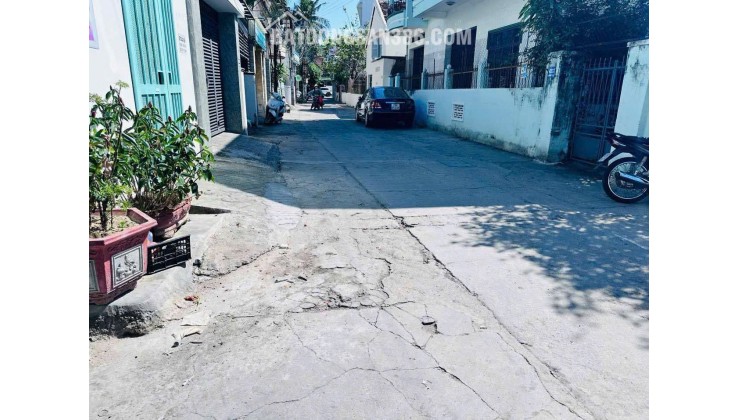 BÁN NHÀ HẺM ĐẶNG TẤT – GẦN BIỂN, 217M² – GIÁ CHỈ 12 TỶ (THƯƠNG LƯỢNG)
 • Vị trí: Hẻm đường Đặng Tất, khu vực dân cư yên tĩnh, cách biển chỉ vài phút