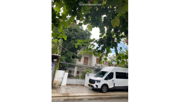 BÁN NHÀ MẶT TIỀN KHÚC THỪA DỤ
Diện tích: 317,5m² (ngang 11m)
Hướng: Đông Nam
Đường trước nhà rộng 15m, khu vực trung tâm sầm uất, tiện kinh doanh