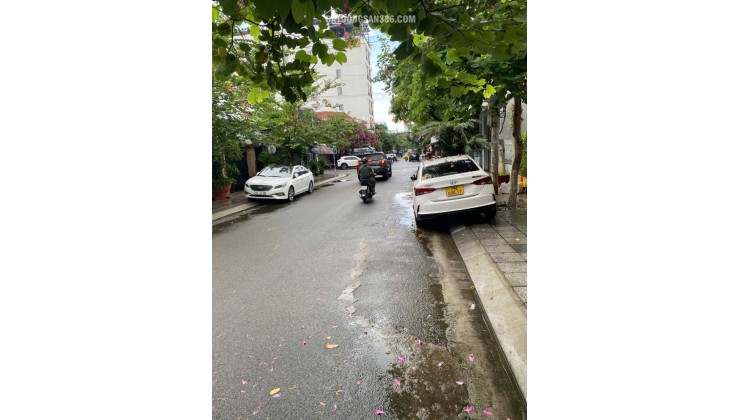 BÁN NHÀ MẶT TIỀN KHÚC THỪA DỤ
Diện tích: 317,5m² (ngang 11m)
Hướng: Đông Nam
Đường trước nhà rộng 15m, khu vực trung tâm sầm uất, tiện kinh doanh