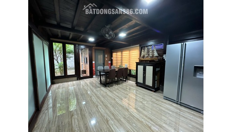 Biệt thự gỗ tâm huyết có hồ Koi
CHỦ ĐI NƯỚC NGOÀI GIẢM GIÁ BÁN NHANH
- Diện tích đất: 279m² (ngang 10m). (Full thổ cư)
- Kết cấu nhà 1 trệt, 1 lầu