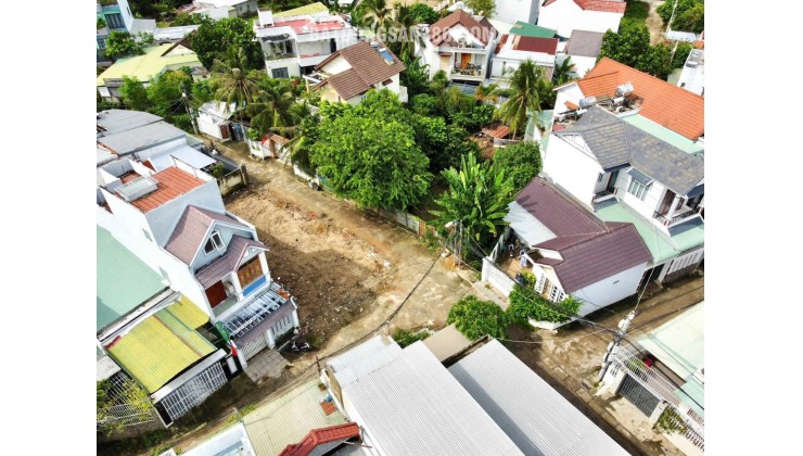 - Hàng hiếm 3 lô đất mặt đường Nhà Nghĩa Vĩnh Thạnh
- Diện tích:  64.9-66.9-81.2m2 full thổ cư
Đường rộng 5m và 7m thông 2 đầu
Tiện ích gần chợ Ga