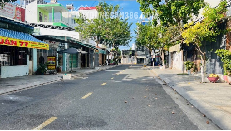 BÁN NHÀ MẶT TIỀN KHÚC THỪA DỤ
Diện tích: 317,5m² (ngang 11m)
Hướng: Đông Nam
Đường trước nhà rộng 15m, khu vực trung tâm sầm uất, tiện kinh doanh