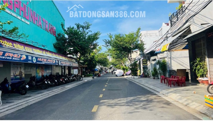 BÁN NHÀ MẶT TIỀN KHÚC THỪA DỤ
Diện tích: 317,5m² (ngang 11m)
Hướng: Đông Nam
Đường trước nhà rộng 15m, khu vực trung tâm sầm uất, tiện kinh doanh