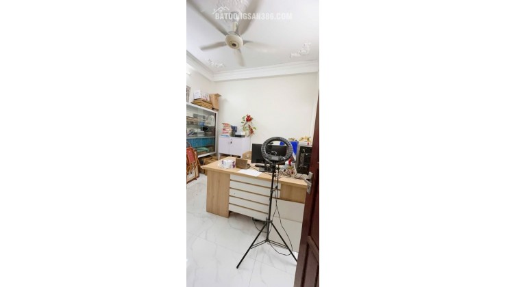 VỊ TRÍ ĐẸP -NHÀ DÂN XÂY-  GẦN PHỐ - GẦN Ô TÔ - CÁCH PHỐ  HOÀNG QUỐC VIỆT 50M