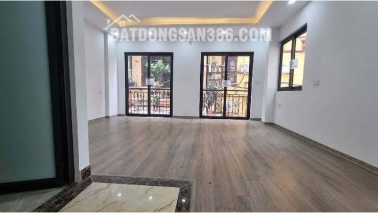 VIP Hoàng Quốc Việt: Lô góc, ô tô tránh, thang máy, kinh doanh siêu đỉnh - 55m², 6 tầng - Cơ hội đầu tư!