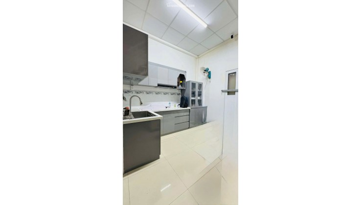 12 Tỷ: bán nhà 3 mặt tiền Phan Đình Phùng Phú Nhuận- ngang hơn 4m- kinh doanh đỉnh. VŨ 0933910039