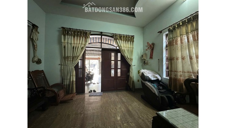 Bán nhà mặt tiền Dương Công Khi, Hóc Môn. DT 200m2, 3 tầng, 6PN. Sổ hồng, giá 15 tỷ.