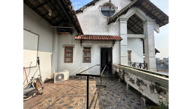 Bán nhà mặt tiền Dương Công Khi, Hóc Môn. DT 200m2, 3 tầng, 6PN. Sổ hồng, giá 15 tỷ.