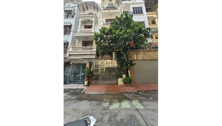 NHÀ ĐẸP CẦU GIẤY- NỘI THẤT ĐẲNG CẤP - SIÊU HIẾM  PHÂN LÔ 3 Ô TÔ TRÁNH ĐỖ TRƯỚC CỬA NGÀY ĐÊM 31 TỶ 80m