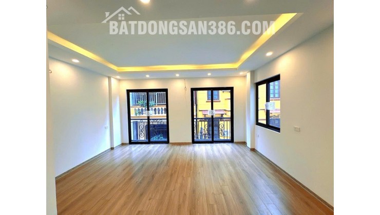 Bán nhà Hoàng Quốc Việt, 55m2 x 5 tầng, Thang máy. Ô tô vào nhà, 20.x tỷ