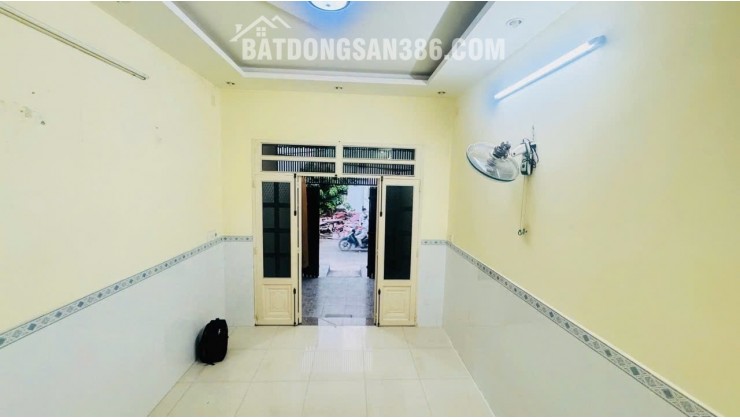 Mặt tiền đường 51 - Quận 7 - 2 tầng - 2 PN - Giá ̣9.5 tỷ