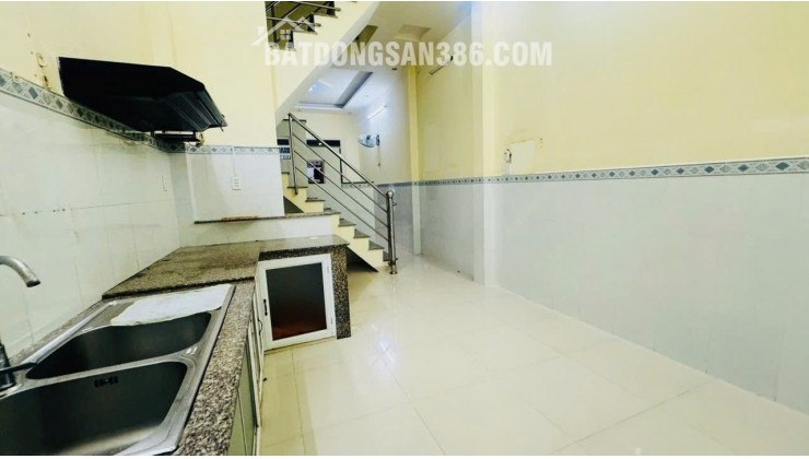 Mặt tiền đường 51 - Quận 7 - 2 tầng - 2 PN - Giá ̣9.5 tỷ