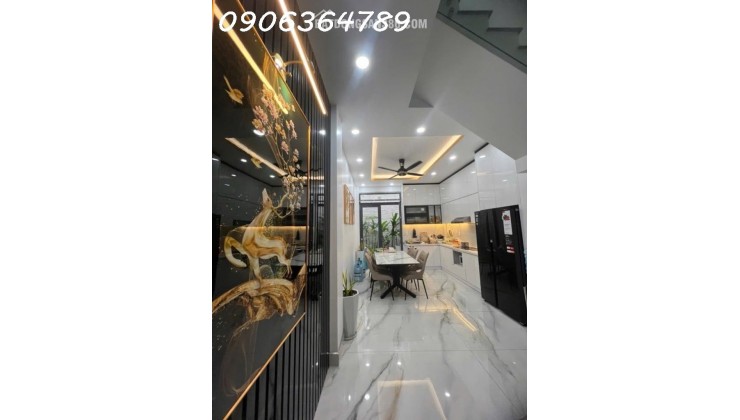 Ngôi nhà nằm ngay trục 3/2 – Điện Biên Phủ, nơi mỗi sáng chỉ vài bước là thấy nhịp sống Sài Gòn rộn ràng.