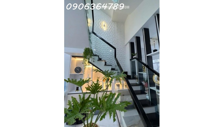 Ngôi nhà nằm ngay trục 3/2 – Điện Biên Phủ, nơi mỗi sáng chỉ vài bước là thấy nhịp sống Sài Gòn rộn ràng.