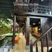 Biệt thự gỗ tâm huyết có hồ Koi
CHỦ ĐI NƯỚC NGOÀI GIẢM GIÁ BÁN NHANH
- Diện tích đất: 279m² (ngang 10m). (Full thổ cư)
- Kết cấu nhà 1 trệt, 1 lầu