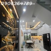 Ngôi nhà nằm ngay trục 3/2 – Điện Biên Phủ, nơi mỗi sáng chỉ vài bước là thấy nhịp sống Sài Gòn rộn ràng.