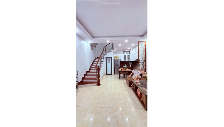 Bán nhà Tây Hồ-Lạc Long Quân, DT32m2, 5 tầng. 3 ngủ khép kín, 2 nhà ra phố (giá 11.5 tỷ)