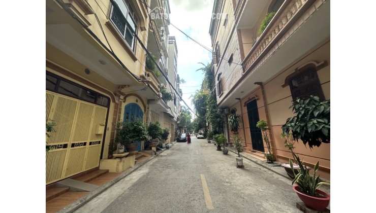 Bán nhà Trung tâm Phường Việt Hưng. 52m x 4T oto tránh, khu phân lô quân đội, dân trí, nhỉnh 12 tỷ TL. LH 0936123469