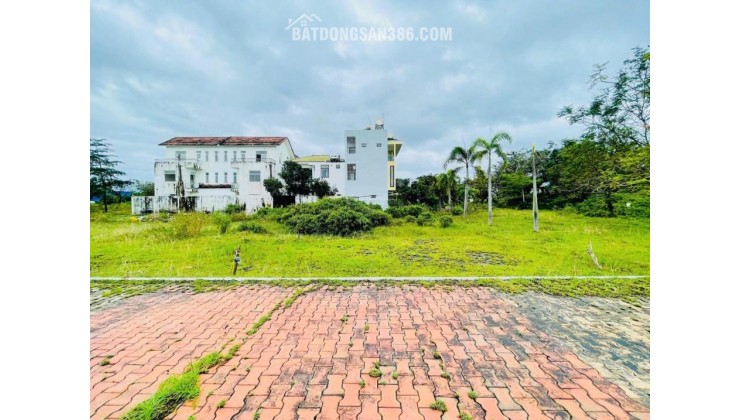 Bán đất thổ cư 250m2 đường Nguyễn Tất Thành, Liên Chiểu, Đà Nẵng. Giá 8 tỷ, sổ đỏ, hướng Đông Nam. LH: 0877661879