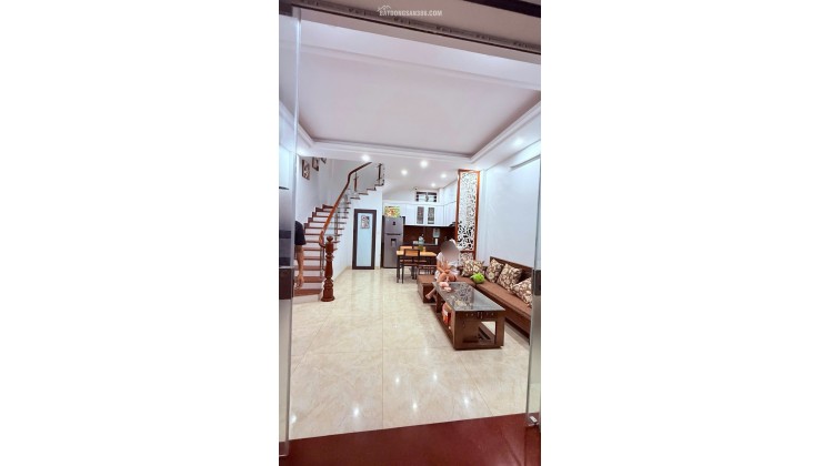 Bán nhà Tây Hồ-Lạc Long Quân, DT32m2, 5 tầng. 3 ngủ khép kín, 2 nhà ra phố (giá 11.5 tỷ)