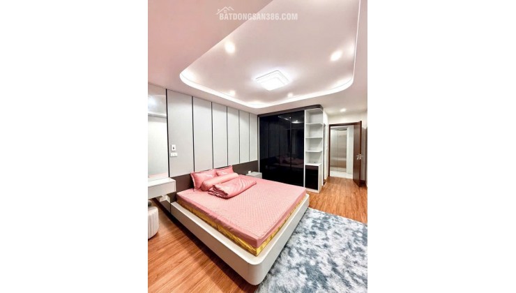 Bán nhà Phố Tôn Đức Thắng, 40m2 Thang Máy Xịn, Nội Thất Long Lanh, Giá: 13.6 Tỷ, Lh: 0396935190.