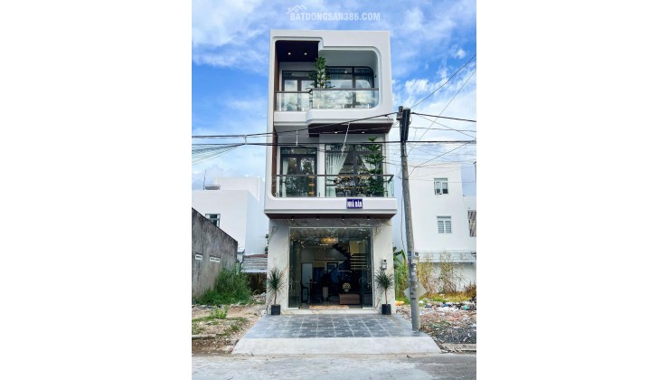 Thanh toán 400 triệu có ngay căn nhà 3 tầng ngay Đinh Đức Thiện