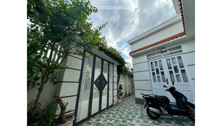 BÁN NHÀ MẶT TIỀN HÒN RỚ 1 – TRỤC ĐƯỜNG CHÍNH TÔN ĐỨC THẮNG, PHƯỚC ĐỒNG – NHA TRANG

- Diện tích: 76,3² (ngang 5m)
Diện tích thực tế lên tới 97,3m2