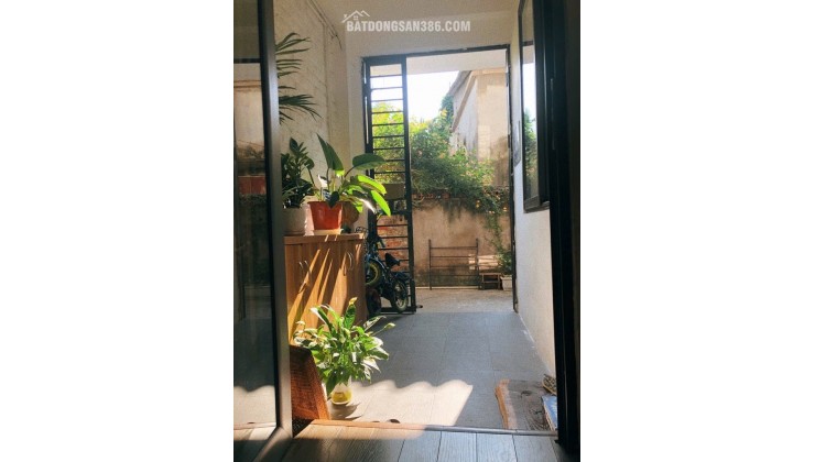 Bán nhà 2T Ngọc Thuỵ, nhà đẹp 46m x 4m ở luôn, oto tránh ngay cổng. chỉ nhỉnh 5 tỷ còn tl. LH 0936123469