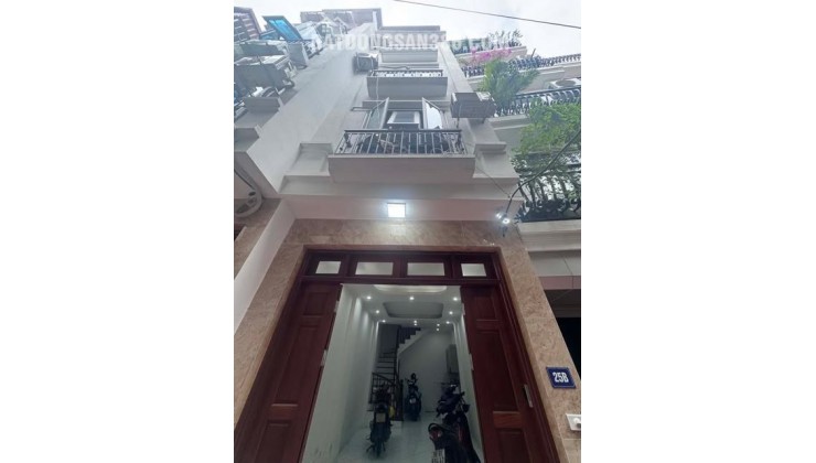 -Khu vực đang phát triển mạnh, tiện ích đầy đủ, xung quanh nhiều trường ĐH, CĐ.

-Nhà 5 tầng, thoáng trước sau, thiết kế: