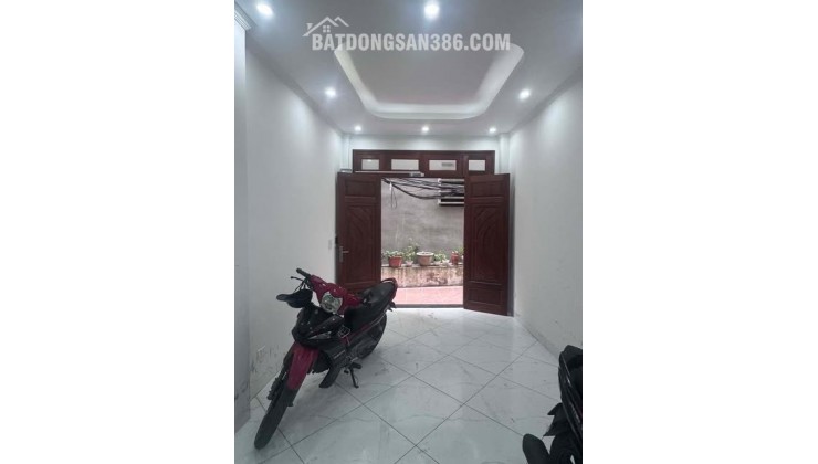 -Khu vực đang phát triển mạnh, tiện ích đầy đủ, xung quanh nhiều trường ĐH, CĐ.

-Nhà 5 tầng, thoáng trước sau, thiết kế: