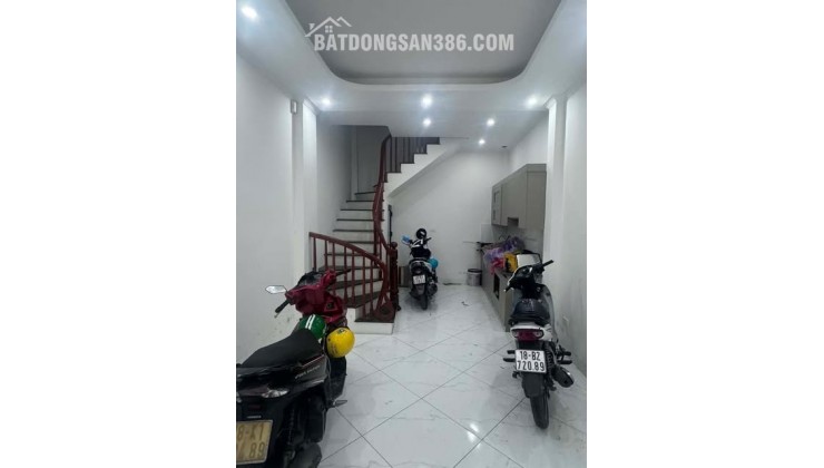 -Khu vực đang phát triển mạnh, tiện ích đầy đủ, xung quanh nhiều trường ĐH, CĐ.

-Nhà 5 tầng, thoáng trước sau, thiết kế: