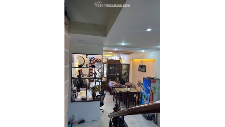 Nhà HXH đường ĐHT02, sát chợ, 5 x 18m, 4 tấm, 7 PN