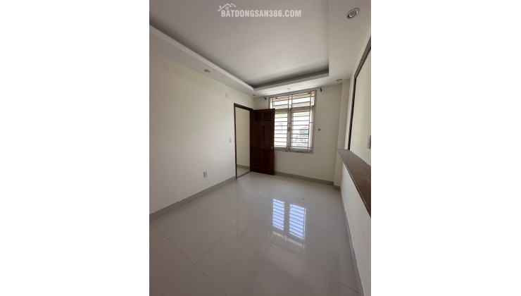 Nhà HXH đường ĐHT02, sát chợ, 5 x 18m, 4 tấm, 7 PN